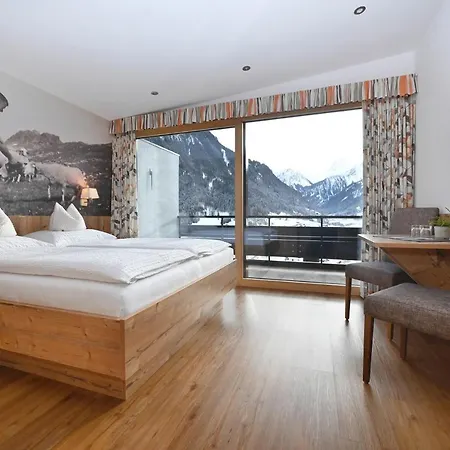 Konukevi Alpenpension Maderer